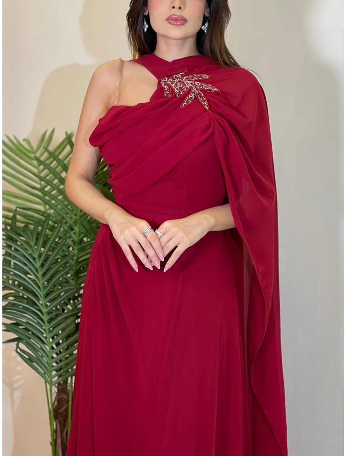 Abito da sera a trapezio, elegante, formale, con strascico a ruota, rosso e verde, senza maniche, in chiffon con pieghe, spalle arricciate e fiori